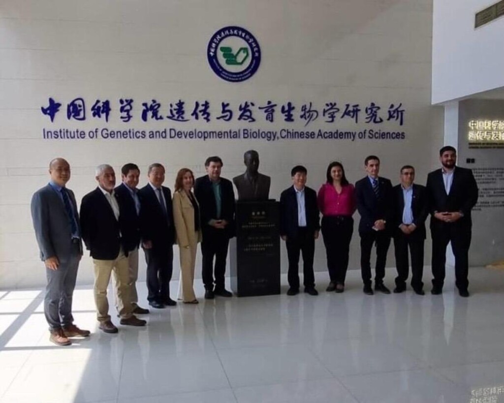 Ministro Valenzuela impulsa inversión agrícola en foro Chile–China