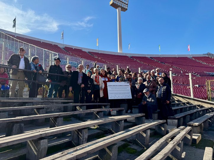 Estadio Nacional: Placa conmemorativa de Amnistía Internacional
