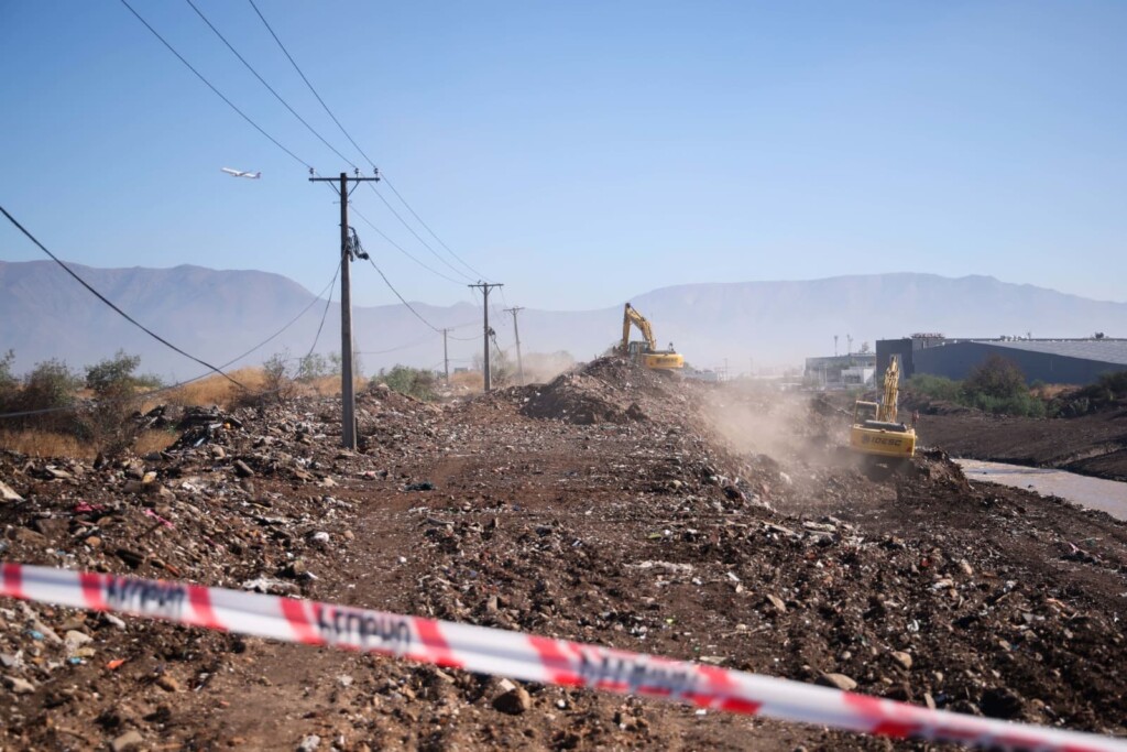 Plan de invierno: MOP retira más de 2.400 toneladas de basura del Río Mapocho en Pudahuel