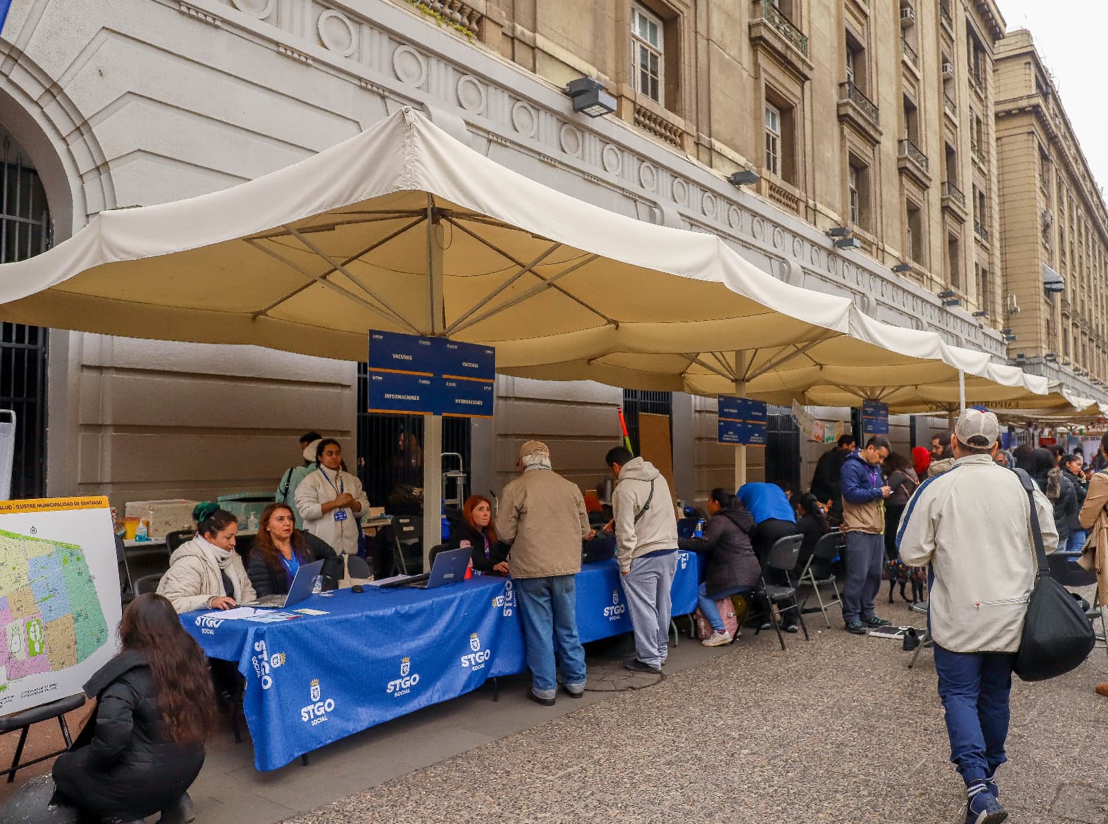 Municipalidad de Santiago realiza exitosa feria de servicios en el marco de la corrida capitalina 