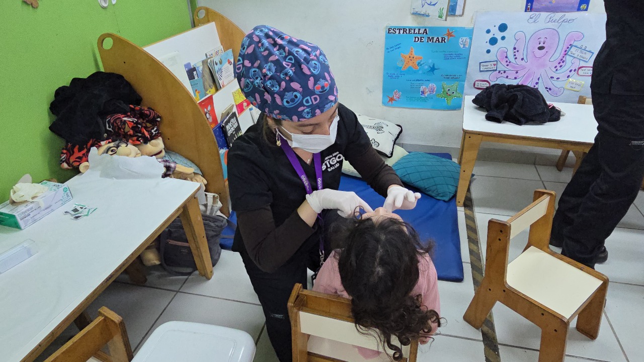 Programa dental “Sembrando Sonrisas” en Santiago ha examinado a casi 9 mil niños en la comuna