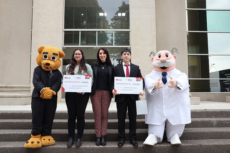 Farmacias Dr. Simi entregó becas a estudiantes