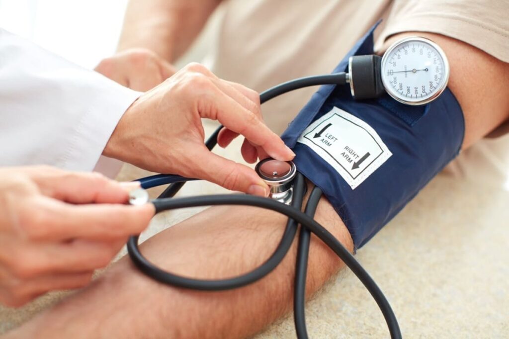 La hipertensión y el colesterol avanzan sin síntomas claros y elevan el riesgo de infarto o ACV, la prevención es clave.
