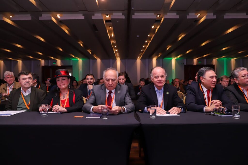 Ministro Valenzuela destaca crecimiento silvoagropecuario