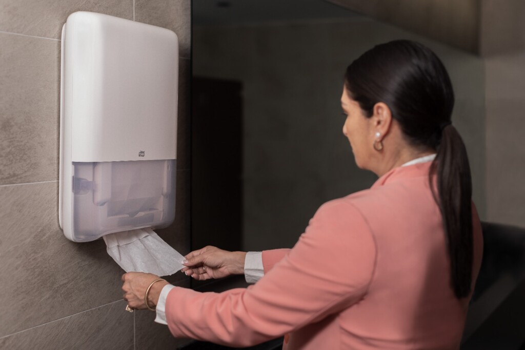 Secadores de aire propagan más bacterias que toallas de papel