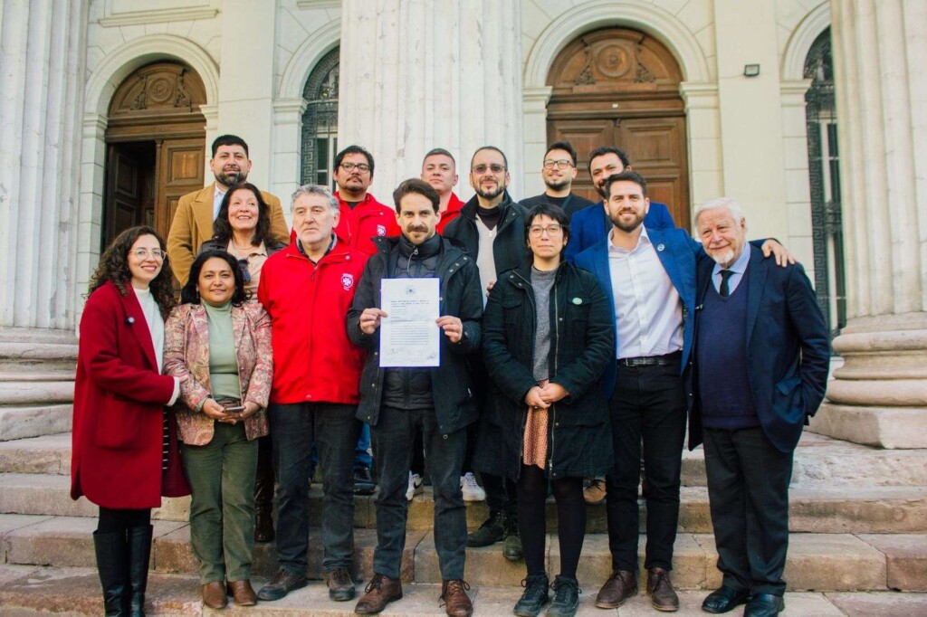 Reforma obligará a políticos a estar en FONASA