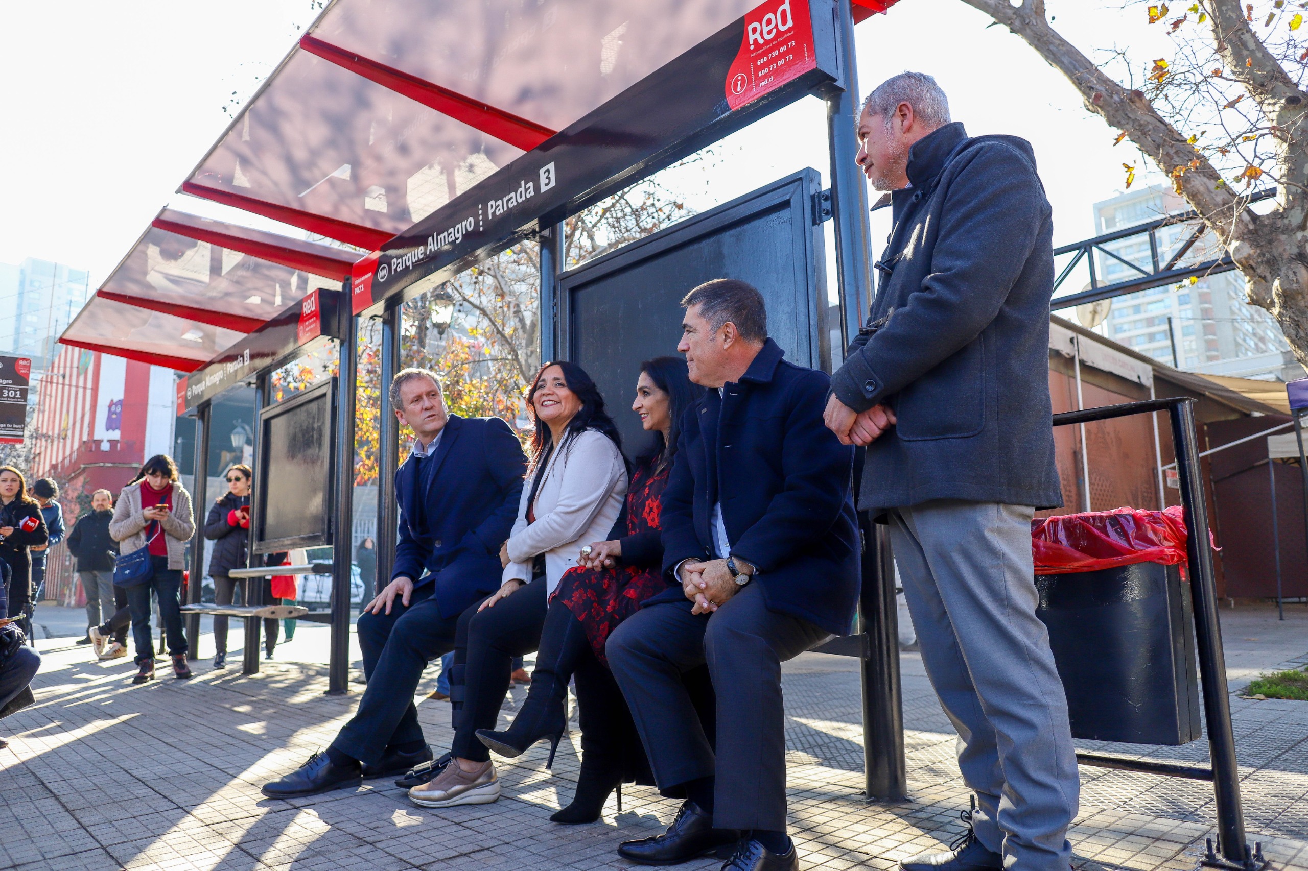 MTT y Mun. de Santiago anuncian renovación de 620 paraderos