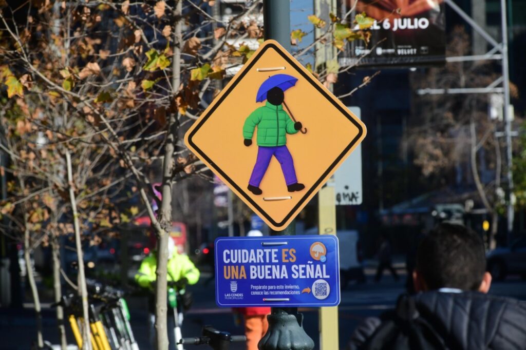 Las Condes lanza campaña de invierno con señaléticas creativas