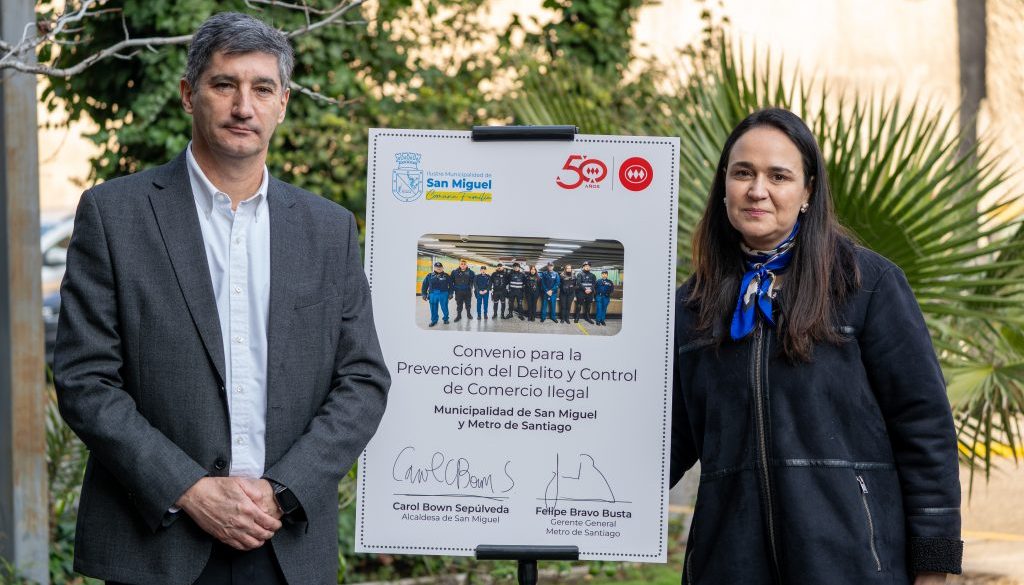Inspectores municipales podrán patrullar accesos de Metro para prevenir delitos, fiscalizar comercio ambulante y mejorar seguridad.