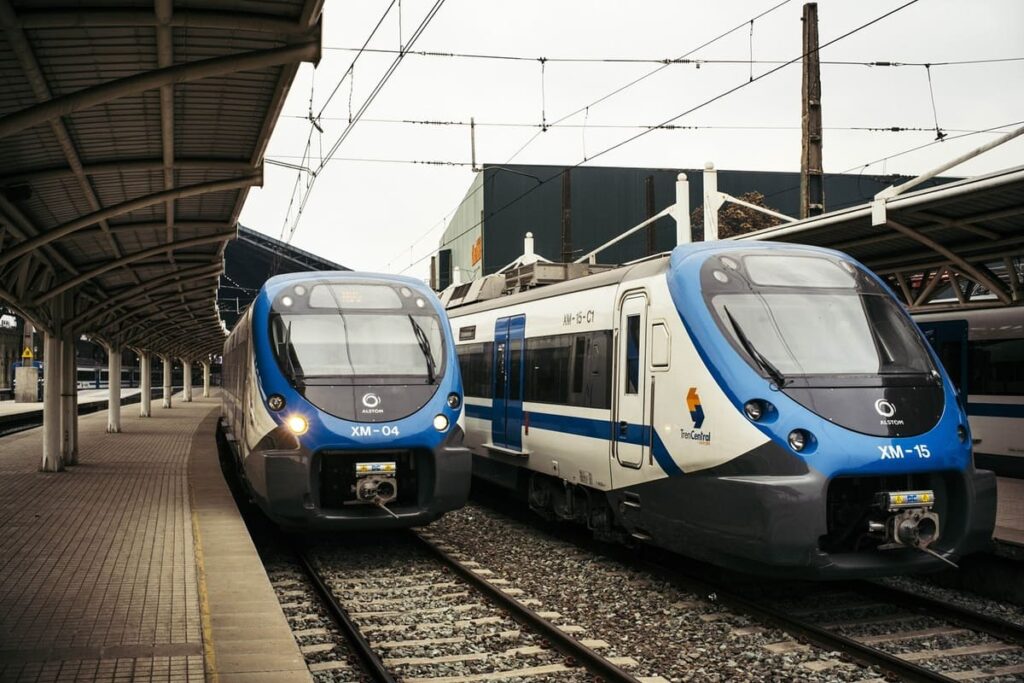 El acuerdo entre Alstom y EFE Trenes de Chile busca reducir interrupciones y aumentar la seguridad de los pasajeros en la línea Santiago–Nos.