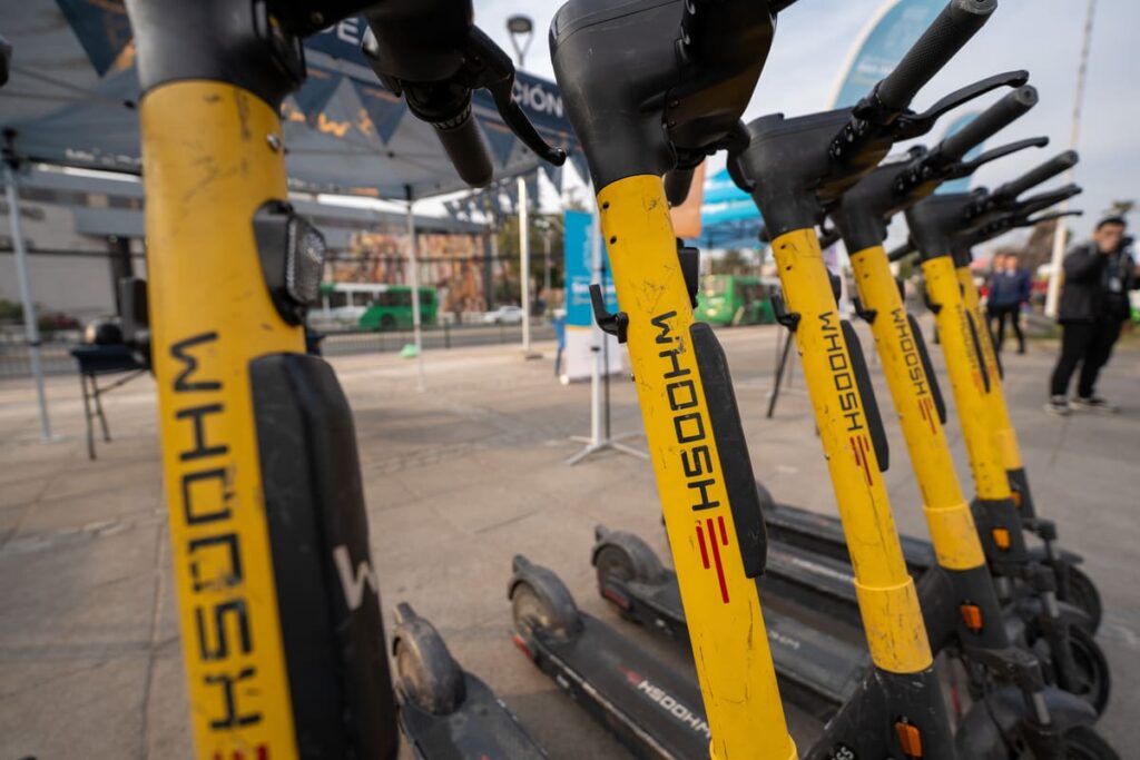 Macul incorpora nueva flota de scooters eléctricos junto a Whoosh, con 500 unidades que facilitarán la conexión con el transporte público