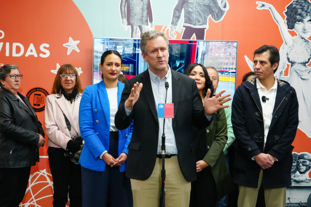 Red renovará su flota con más de 1.800 buses eléctricos, beneficiando a cerca de 6 millones de personas en 30 comunas del Gran Santiago.