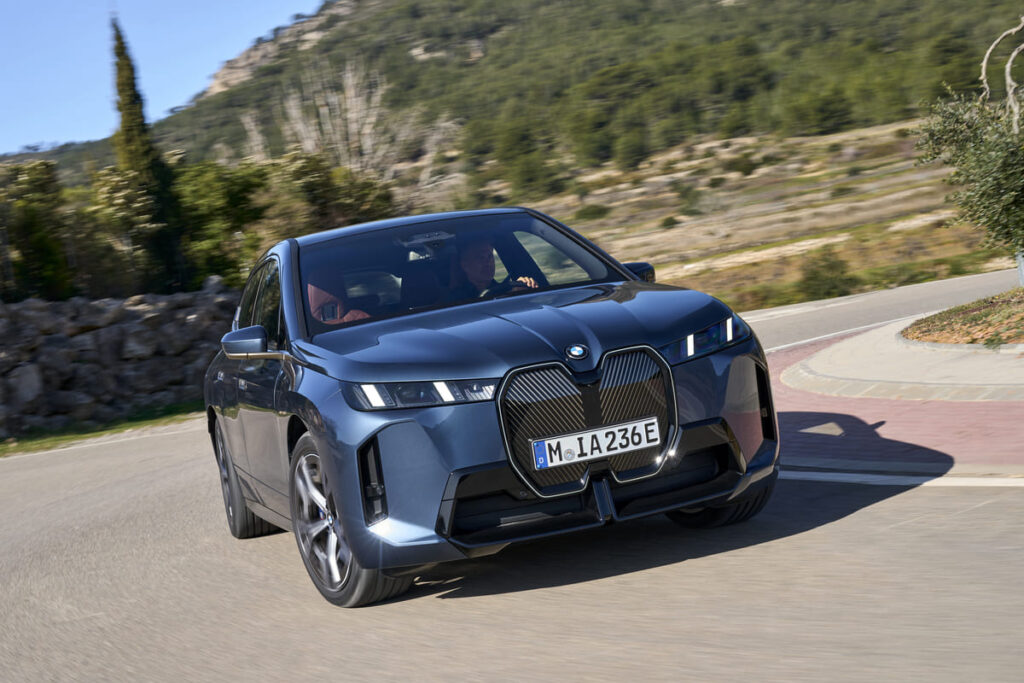 BMW iX: El SUV eléctrico de lujo ahora con más potencia y autonomía