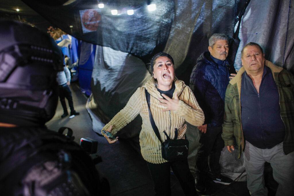 El alcalde de Santiago, Mario Desbordes, anunció la presentación de una querella criminal tras el ataque incendiario durante la madrugada