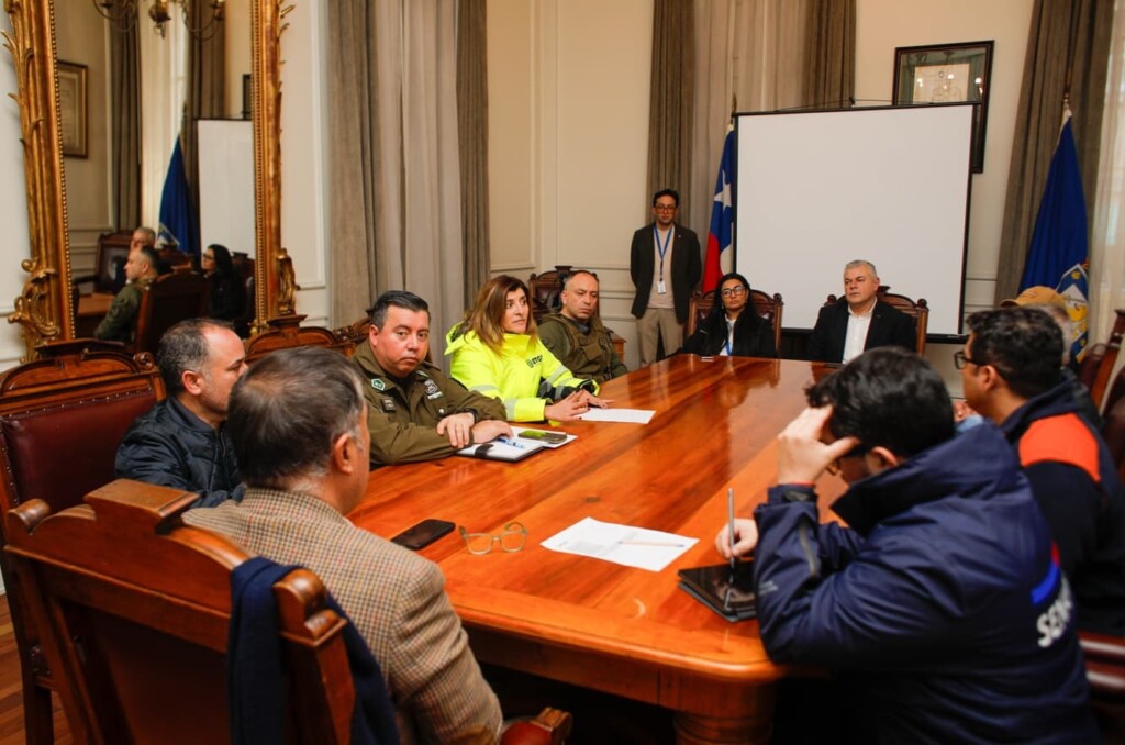 Municipalidad de Santiago coordina ingreso controlado de locatarios tras incendio en edificio Plaza de Armas