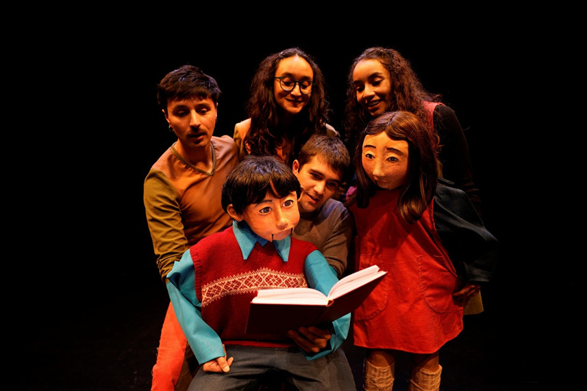 El niño de los fósiles se estrena el 26 de julio, música en vivo, marionetas y más te esperan en el Centro Cultural Gabriela Mistral GAM.