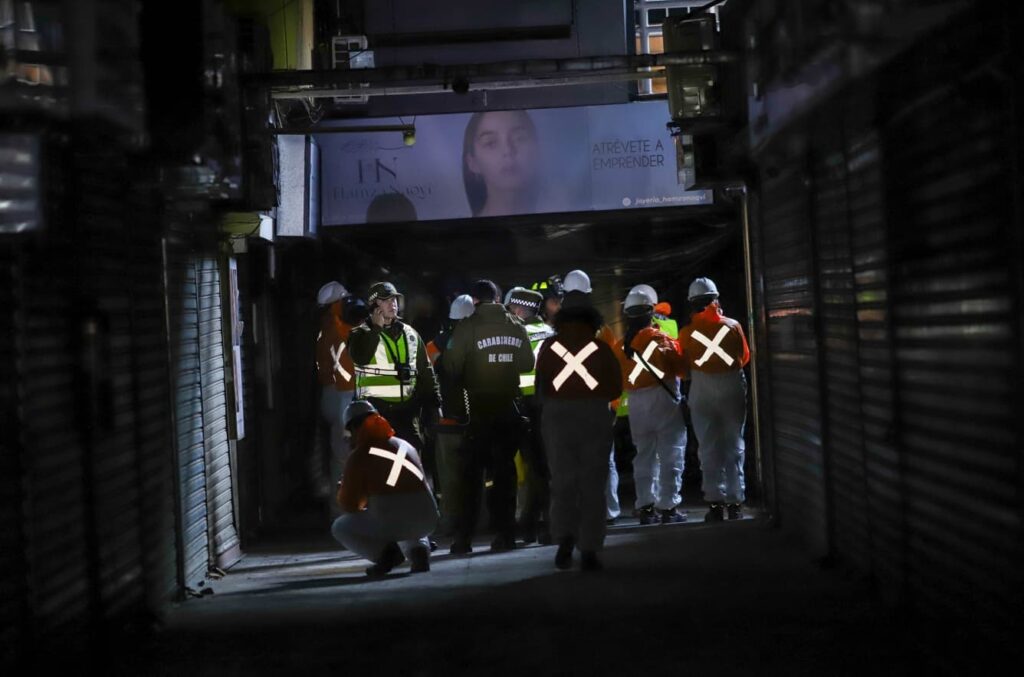 Municipalidad de Santiago continúa apoyo a damnificados del incendio en Plaza de Armas