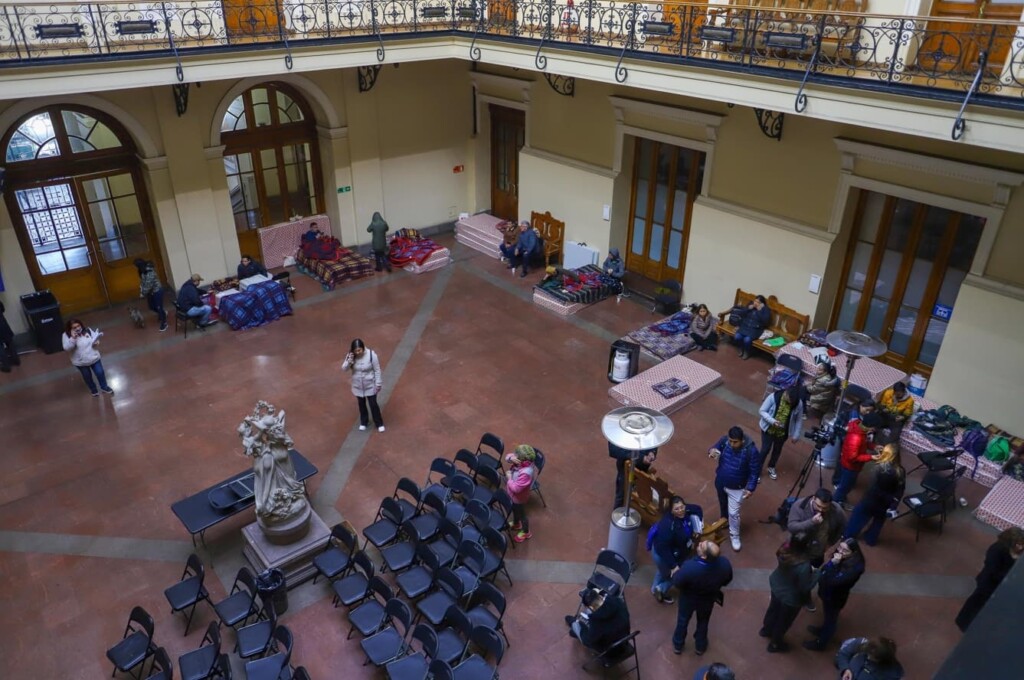 Municipalidad de Santiago acoge en el INBA a familias damnificadas por el incendio