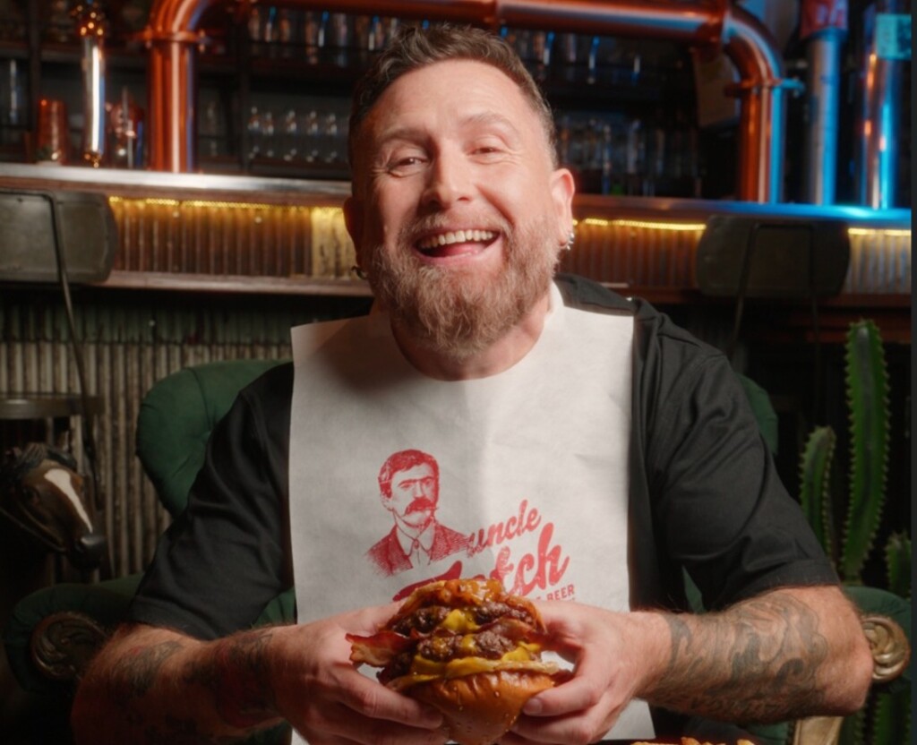 Uncle Fletch “se justifica”: El comediante Juan Pablo López crea su propia hamburguesa