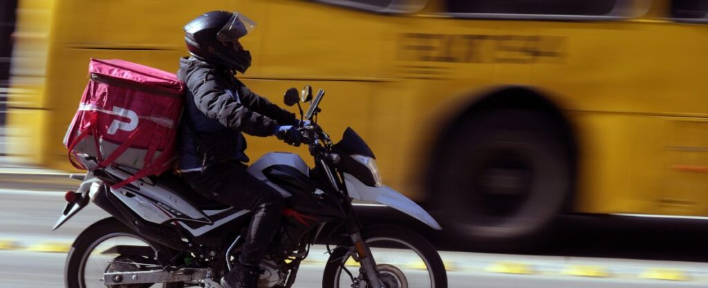 Nueva ordenanza obliga a empresas de reparto a registrar a sus conductores y refuerza control a motocicletas .