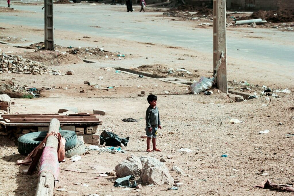 Nuevo análisis revela que pobreza infantil en Chile podría triplicarse si se aplican estándares actualizados, evidenciando carencias invisibilizadas por la medición actual