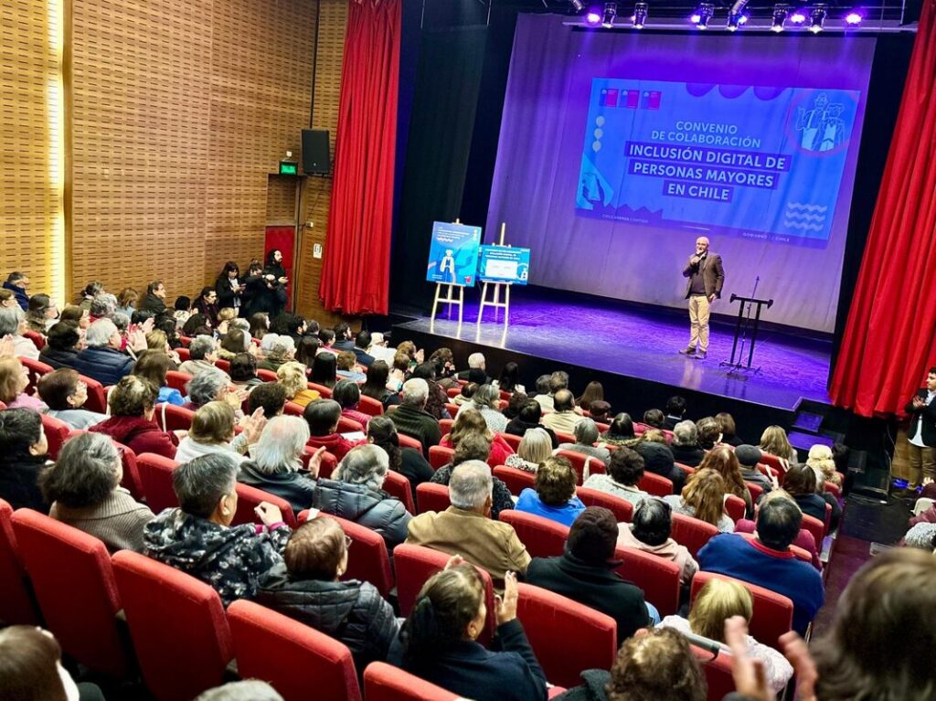 Recoleta impulsa la inclusión digital de personas mayores