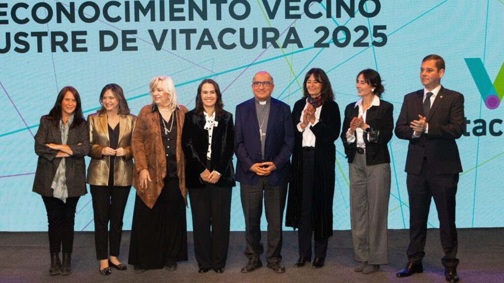 Vitacura conmemoró sus 34 años reconociendo a vecinos destacados
