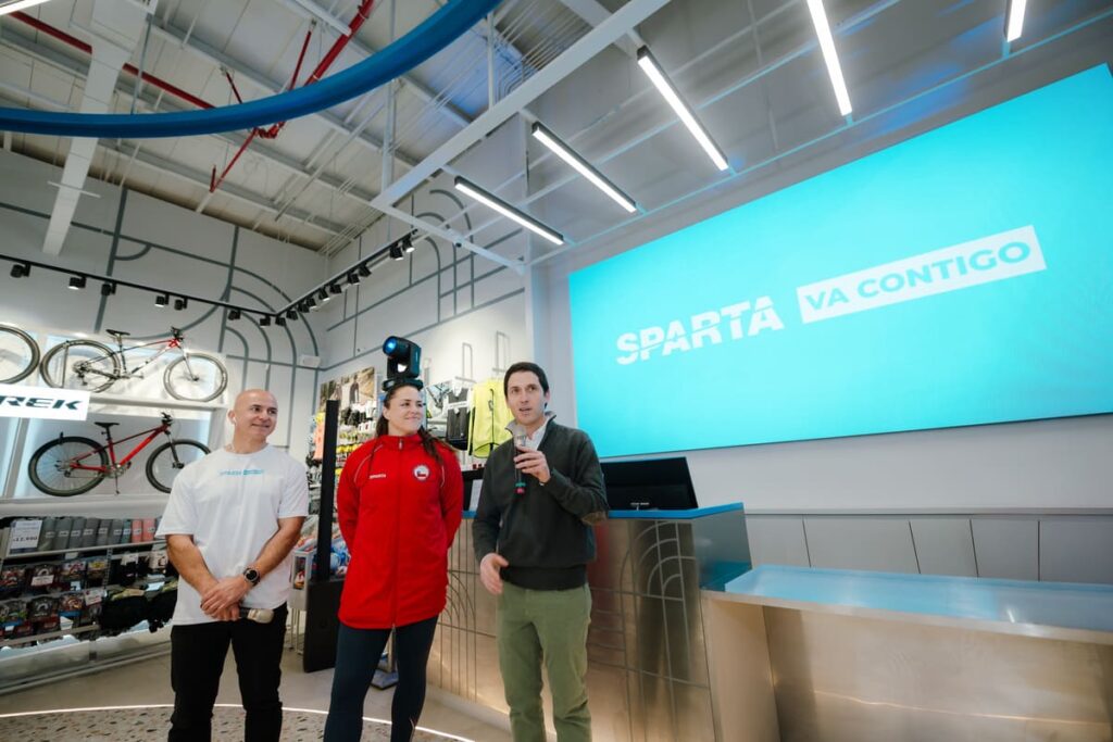 La nueva tienda insignia de SPARTA, ubicada en Mall Plaza Vespucio, combina experiencia, tecnología, omnicanalidad y asesoría especializada.