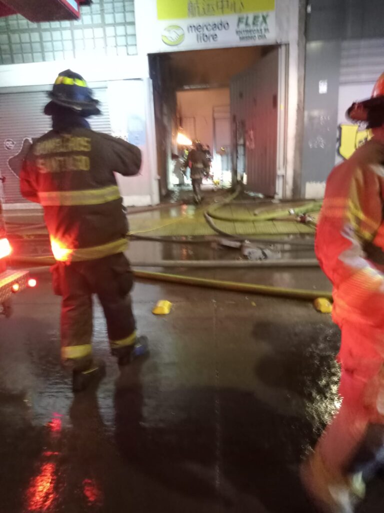 Incendio en bodega de Meiggs: Rápida respuesta evita daños mayores