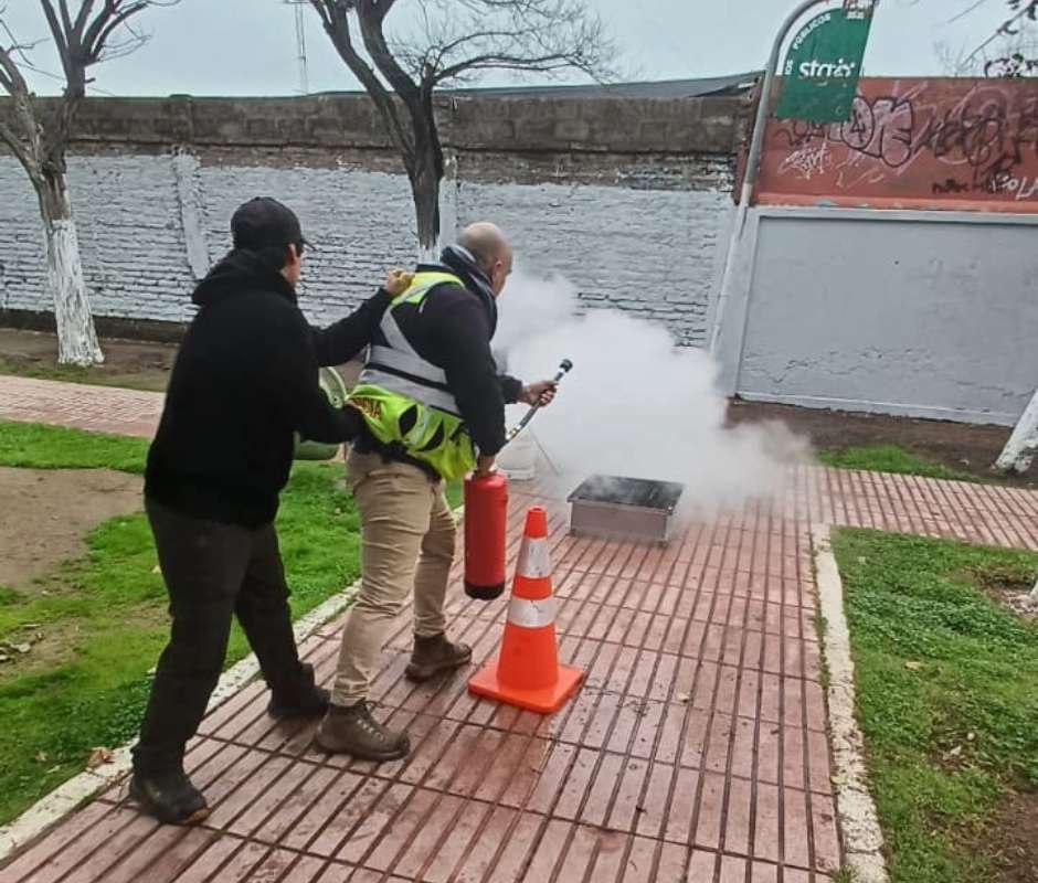 La Cisterna capacitó en el uso de extintores a vecinos