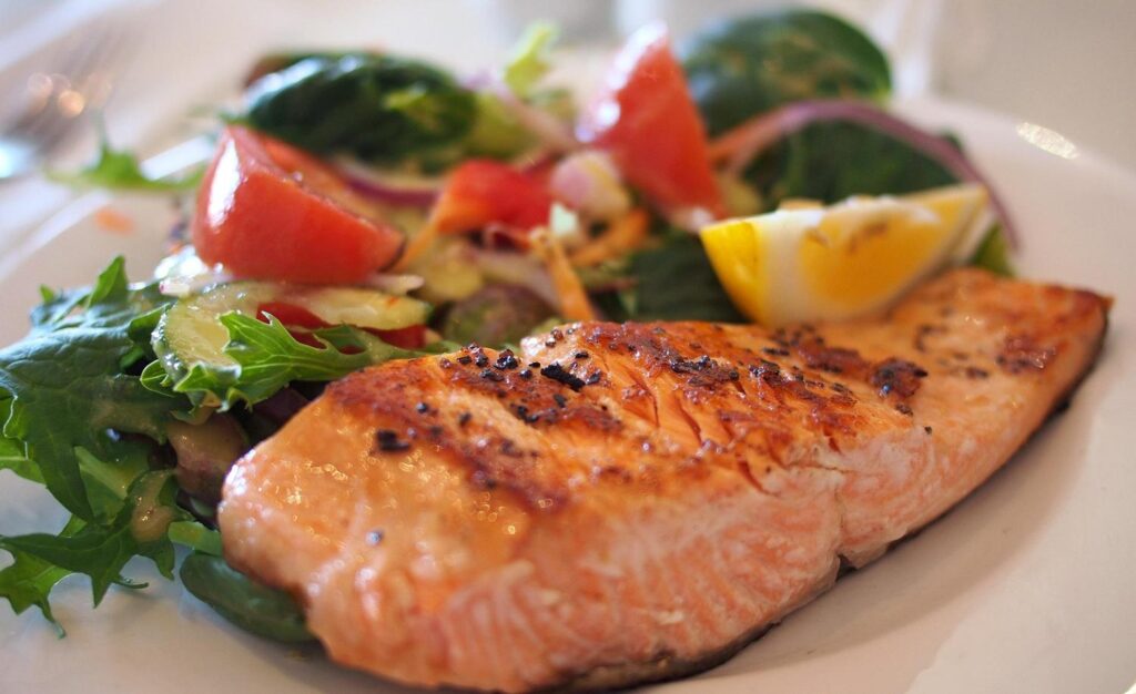 Cada vez más personas buscan en la dieta antiinflamatoria una forma de prevenir enfermedades crónicas y mejorar su bienestar.