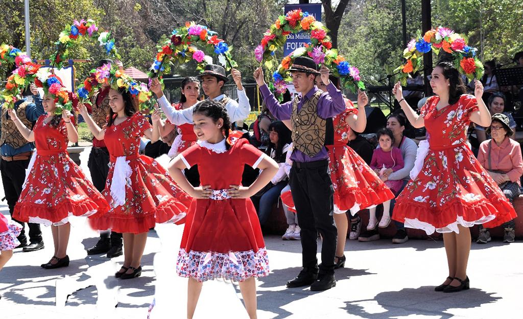 Más de dos mil artistas celebrarán el Día del Folklore en Santiago
