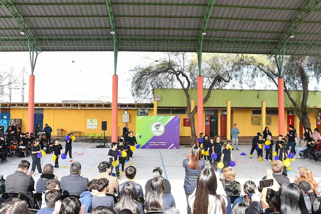 El Bosque renueva multicancha en Escuela Mario Arce Gatica