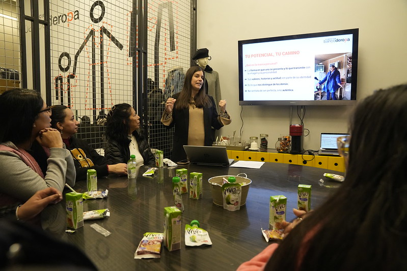 La iniciativa "Aprestamiento Laboral" beneficia a mujeres de Independencia para su inserción en el mundo del trabajo.