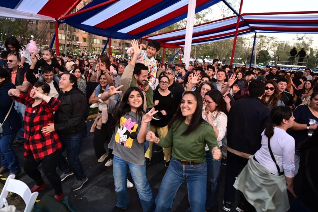 Más de 11 mil personas celebraron en el primer día de la Fonda Lady Inés