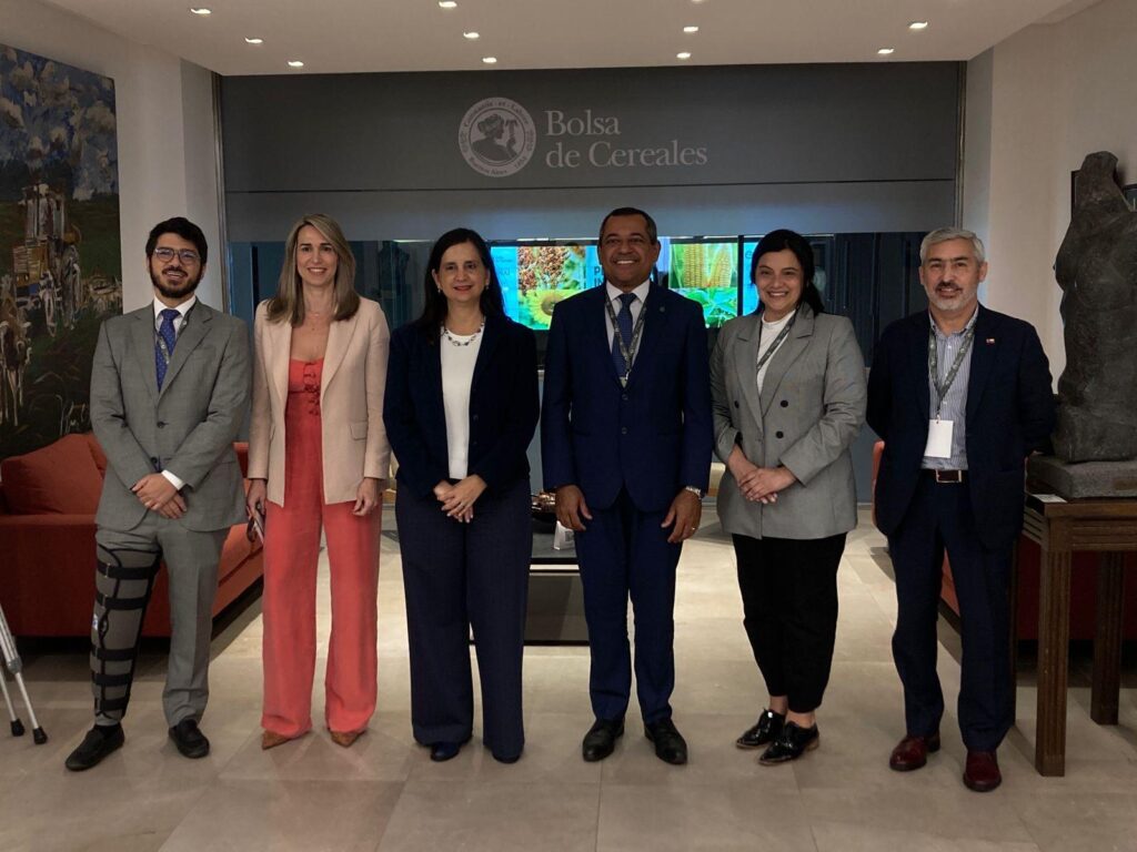 Chile y Brasil impulsan certificación electrónica del pisco y cooperación sanitaria