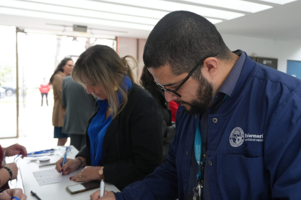 Finis Terrae y Hospital Metropolitano impulsan campaña para humanizar la atención en salud