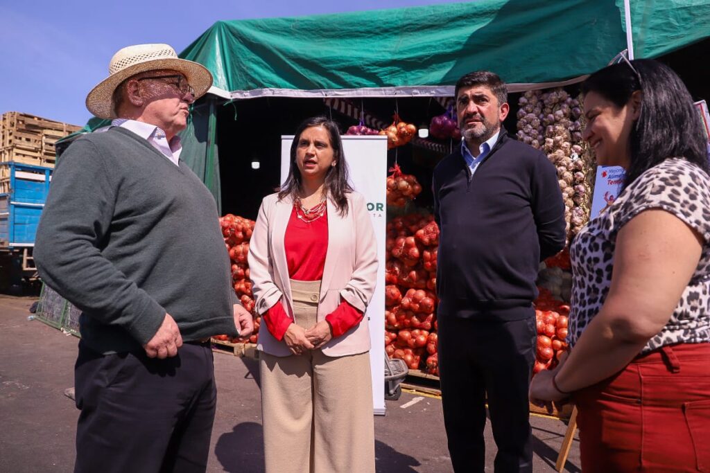 La Ministra de Agricultura advirtió diferencias de hasta $9 mil en la canasta dieciochera y destacó los precios de ferias libres.