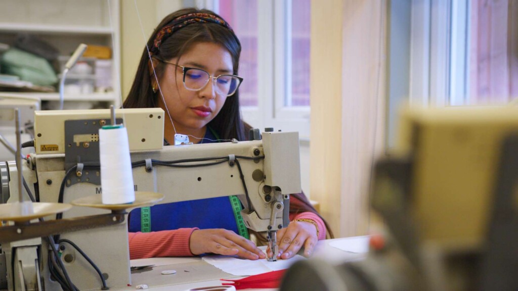 La Pintana: Madres dan nueva vida a uniformes en desuso