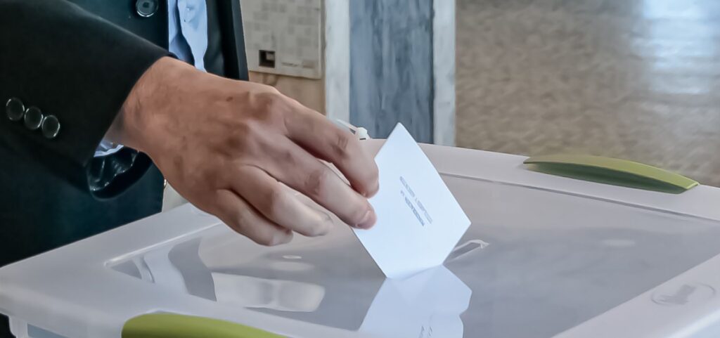 Cámara de Diputadas y Diputados despachó a ley multas para quienes no voten y eleva de 5 a 10 años requisitos para extranjeros.