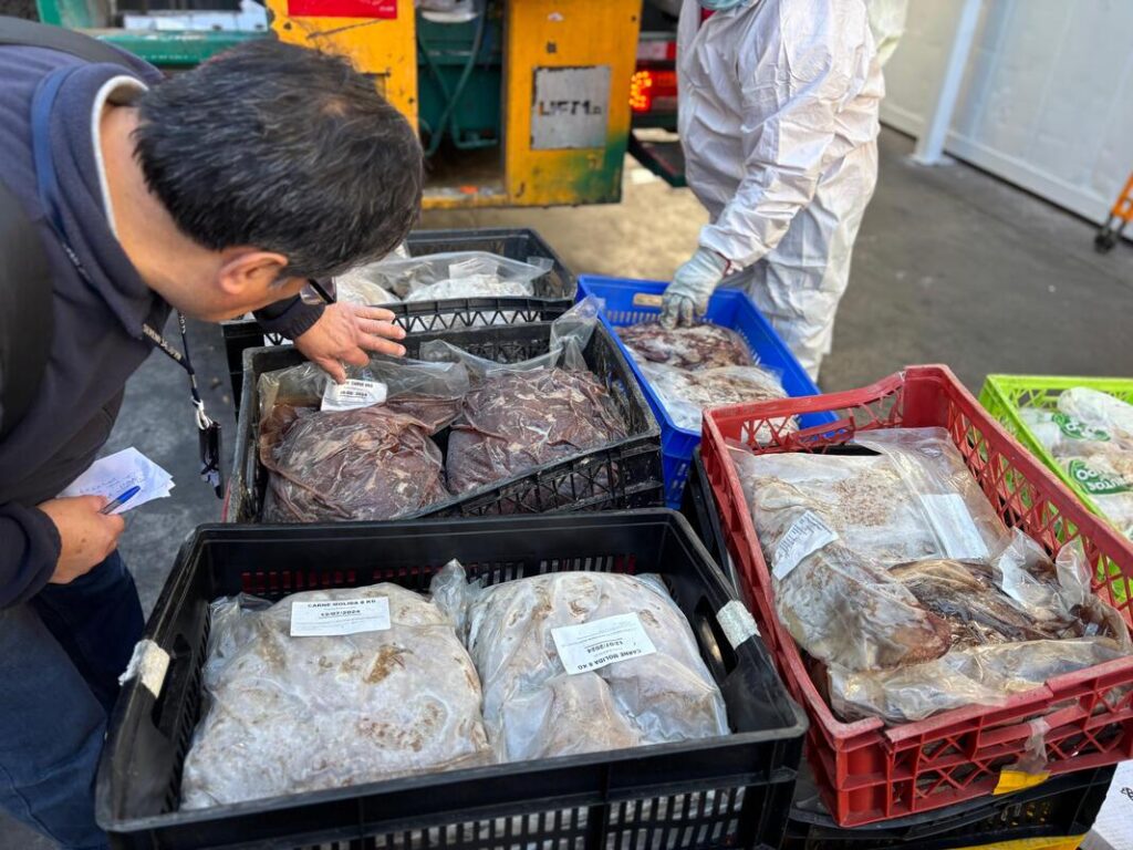 El operativo, realizado junto a la Seremi de Salud Metropolitana y Carabineros, permitió retirar del mercado 15 mil kilos de carne.