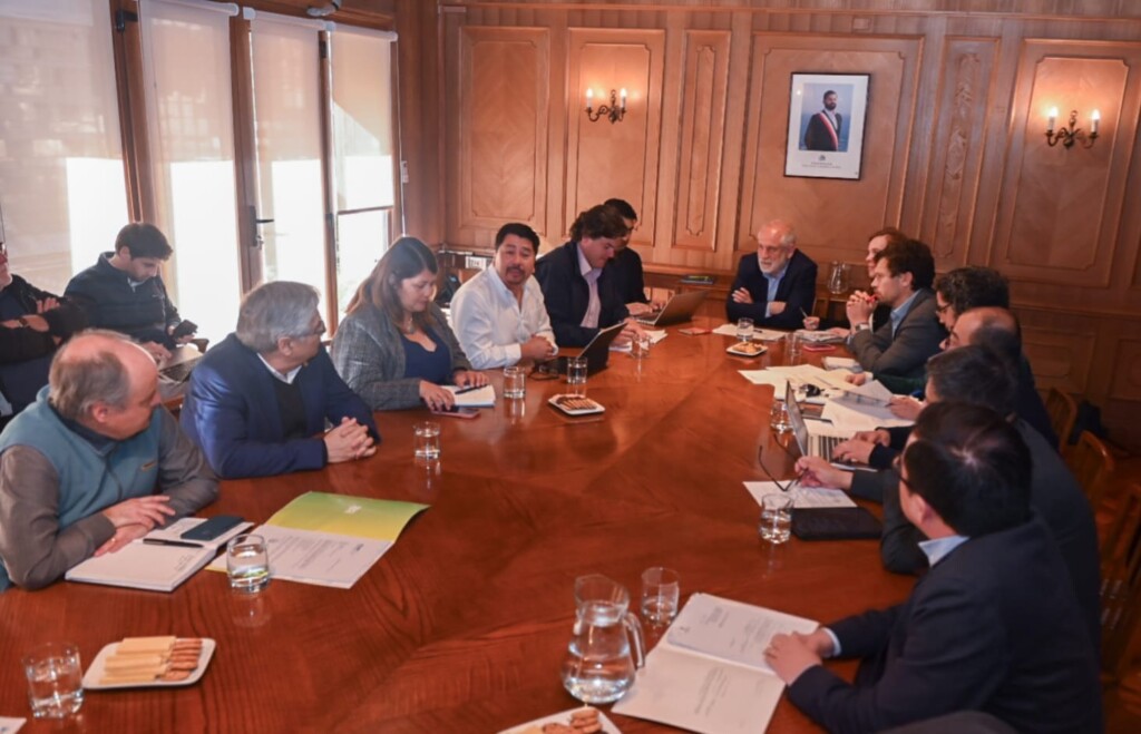 Frente a tomas municipios exigen respuesta implacable