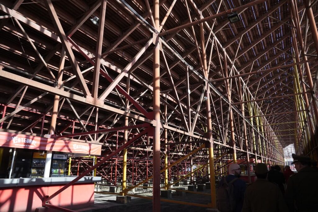 La Municipalidad de Independencia detuvo los trabajos en el Estadio Santa Laura por falta de permisos municipales.