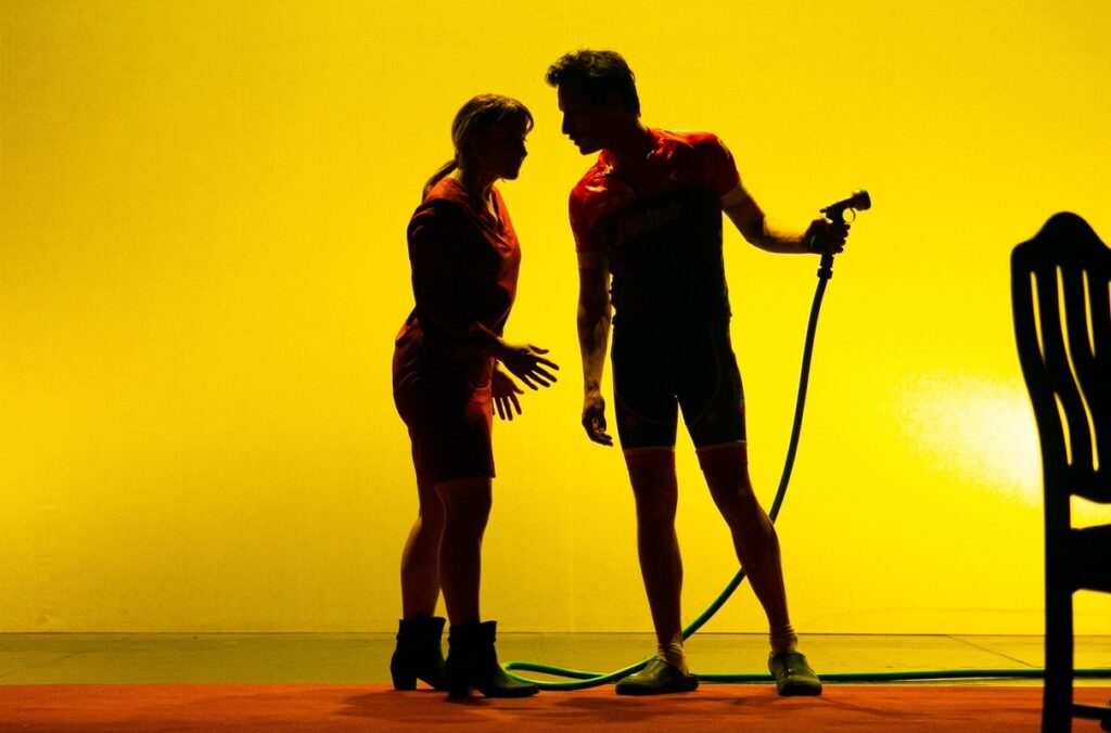 “Temis” a través del humor absurdo y la incomodidad, El montaje de la compañía Bonobo problematiza la relación entre bárbaros y ciudadanos.