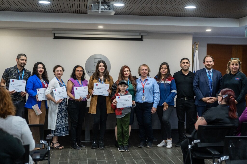 73 madres, padres y cuidadores de Huechuraba se certifican en el Programa de Parentalidad SENDA 2025