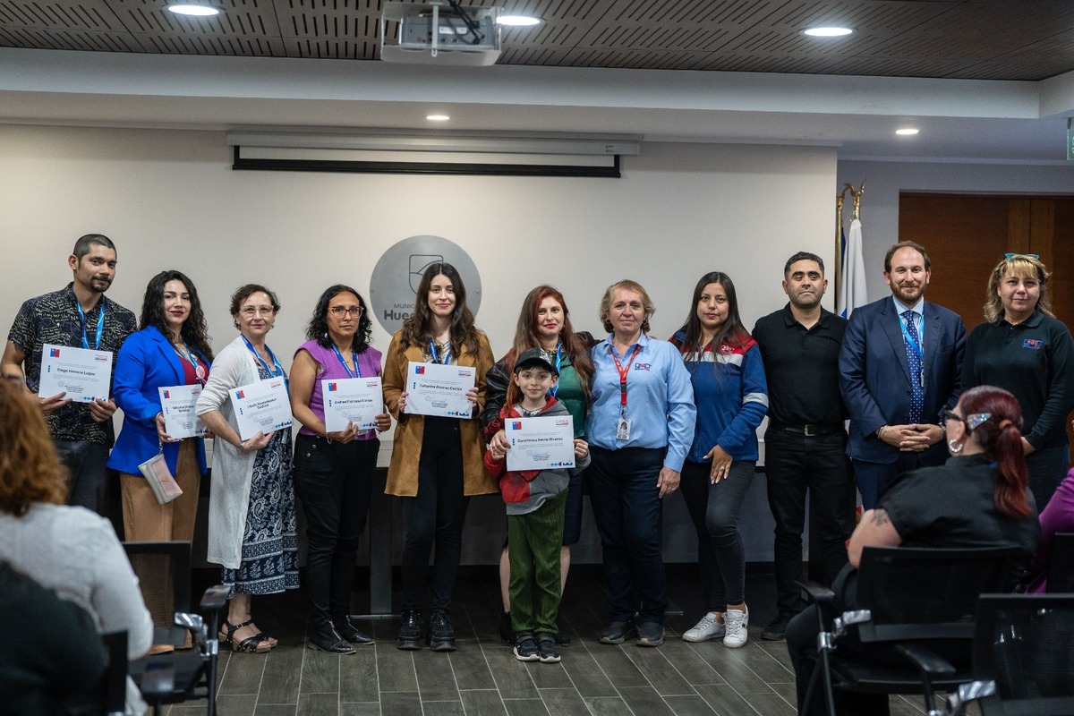 73 madres, padres y cuidadores de Huechuraba se certifican en el Programa de Parentalidad SENDA 2025