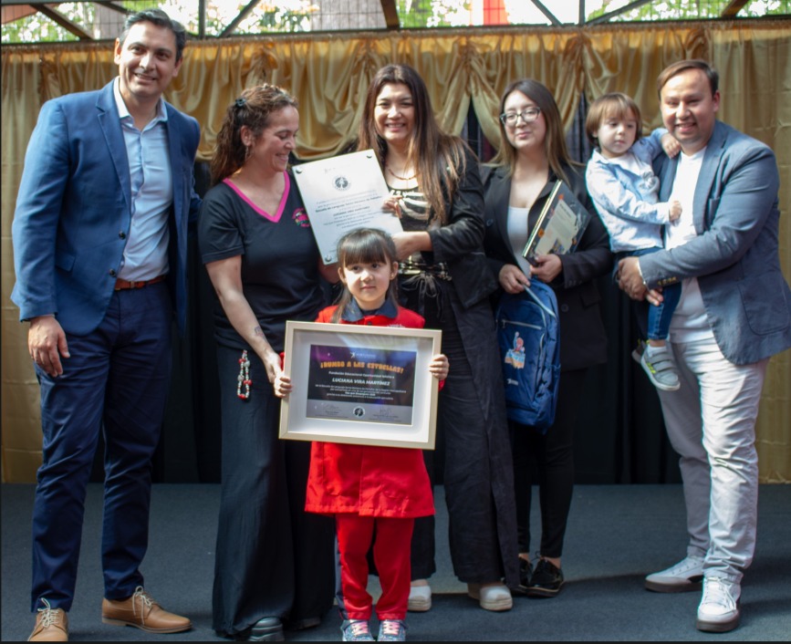 Niña de Peñaflor gana viaje al Centro Espacial de Inglaterra por su destacada asistencia escolar