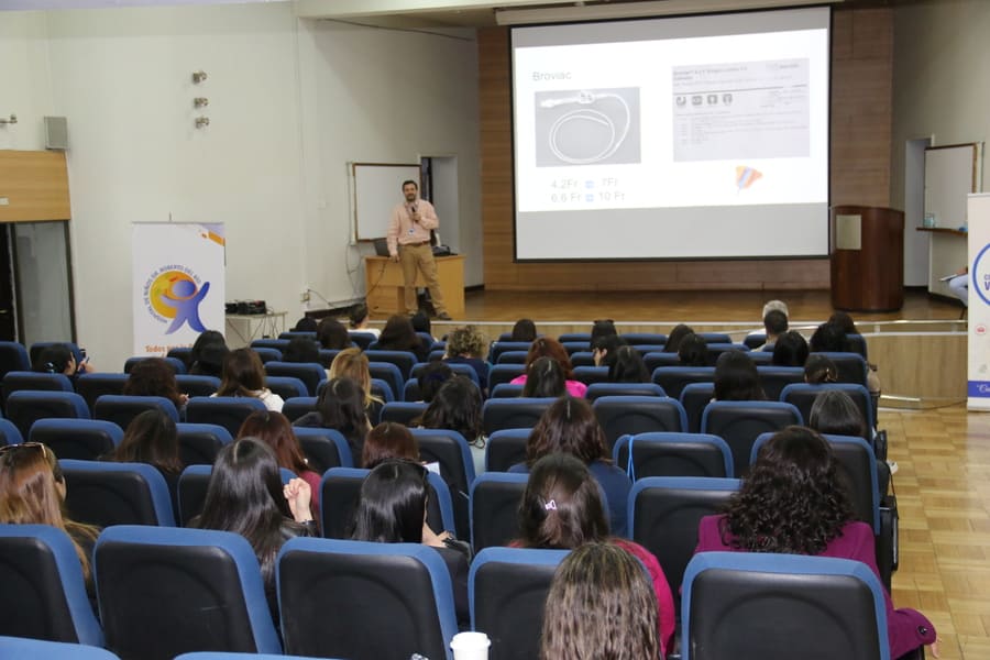 Hospital Roberto del Río lidera encuentro de accesos vasculares