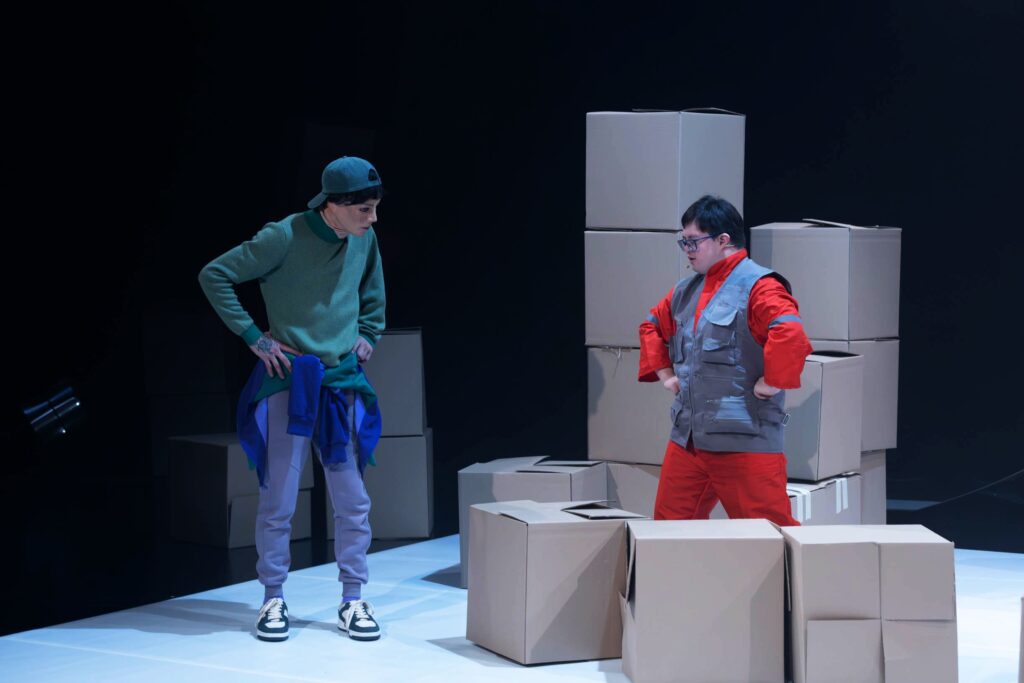 Obra explora la neurodiversidad como potencia creativa