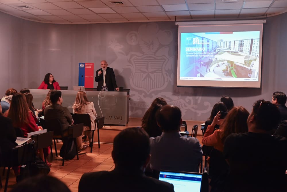 Minvu organiza seminario para mejorar mediación en condominios